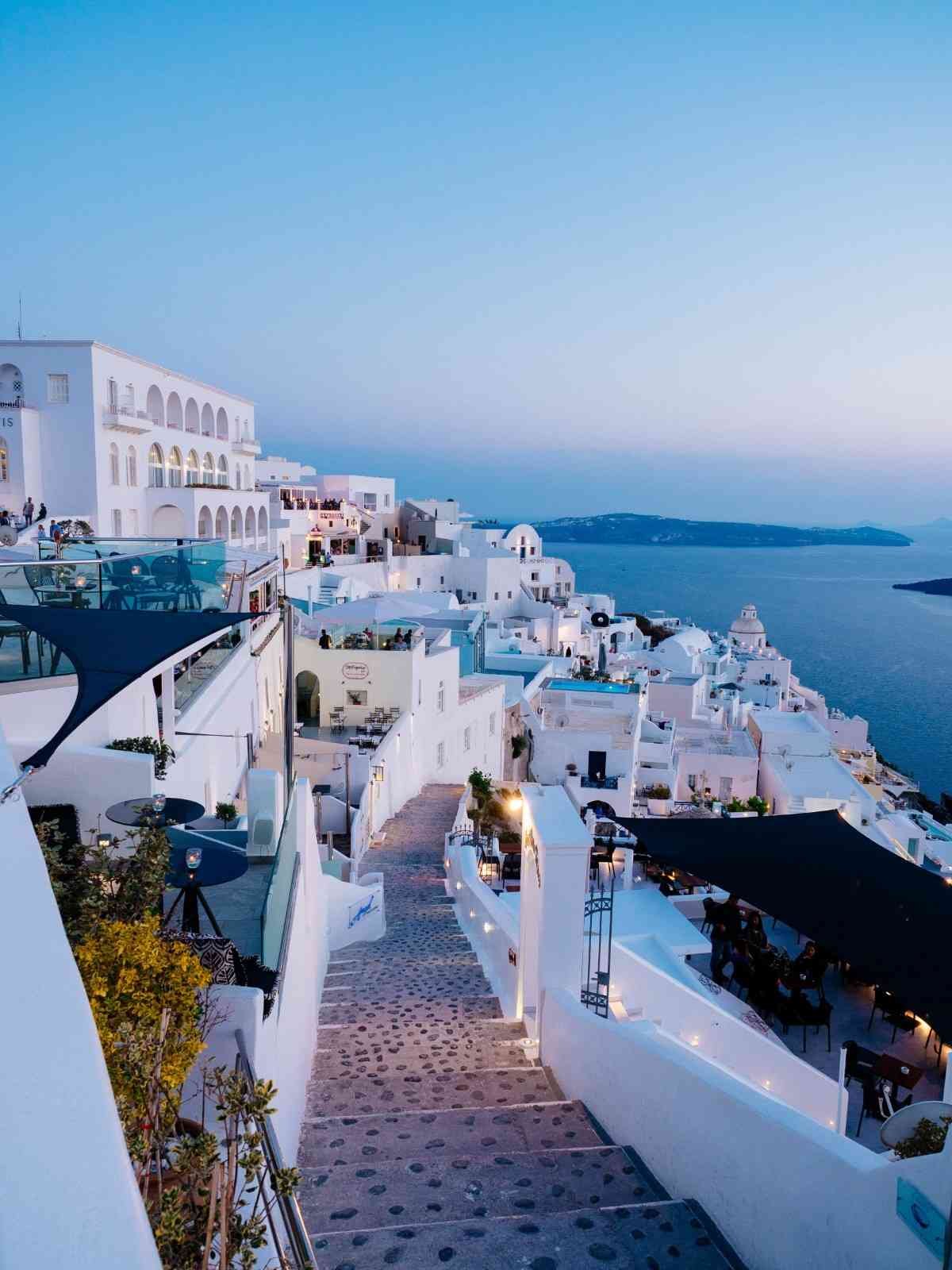 Book last-minute flights with great discounts on airline reservations.
